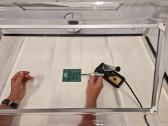 Utsugshuv Typ 1 Small: Bilden visar tydligheten i siktfönstret vid arbete med tex lödning